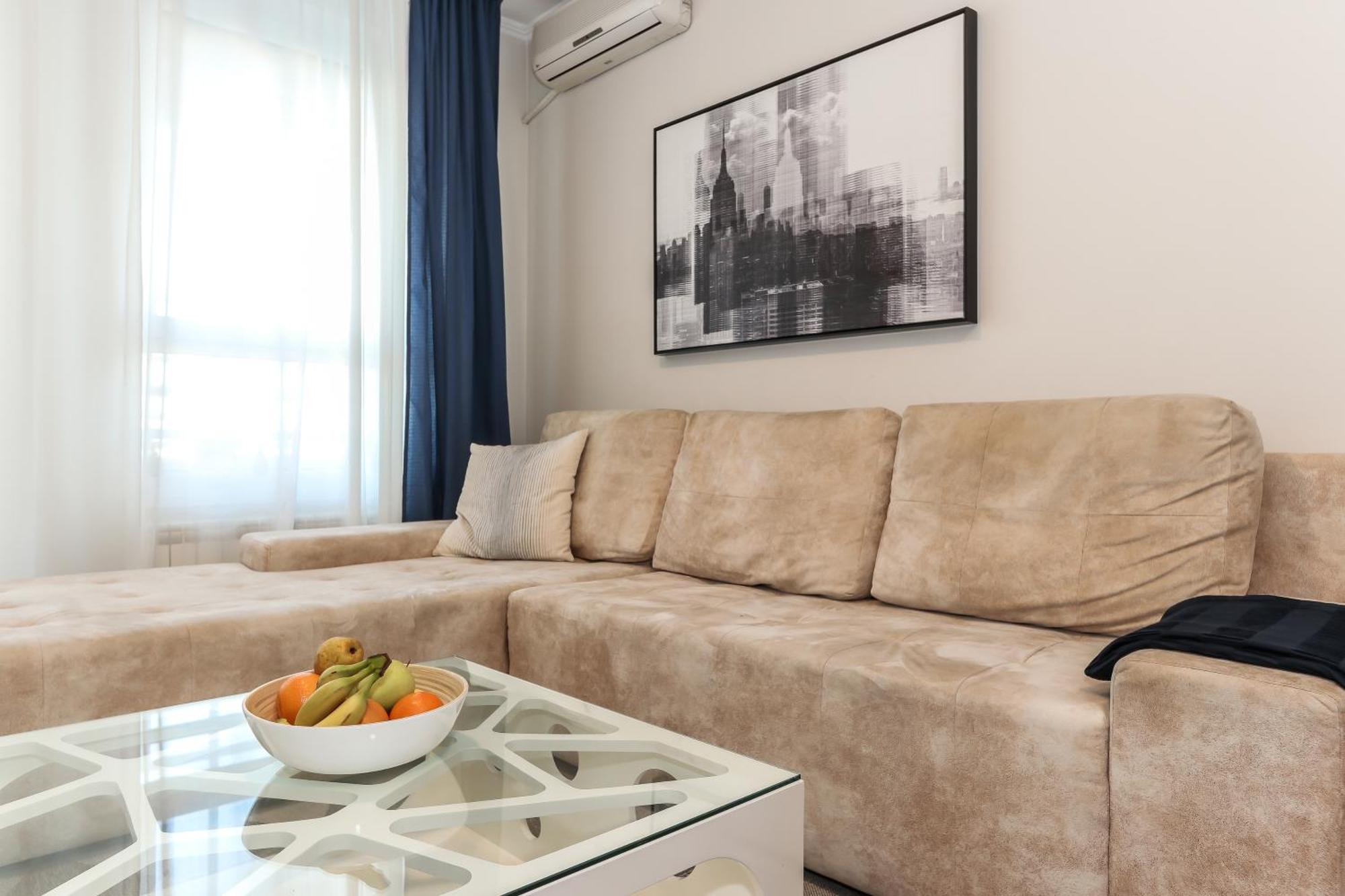 New Belgrade Apartments, Parking 5 Eur Per Day Rum bild
